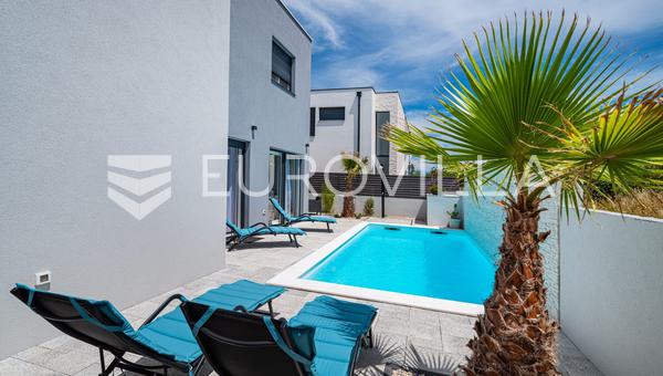 Zadar, Zaton, una hermosa casa con piscina en una ubicación tranquila.