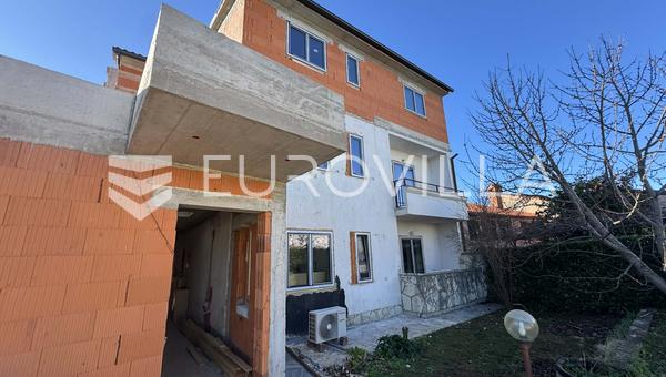 Istria, Pula, apartamento renovado de tres dormitorios y plaza de aparcamiento, 90 m²