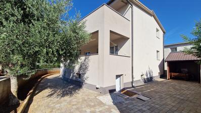 Vir - Samostojna hiša s 5 ločenimi apartmaji