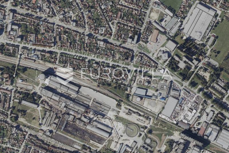 Osijek, Donji Grad - Twee aangrenzende bouwpercelen met een totale oppervlakte van 561 m² staan te koop.