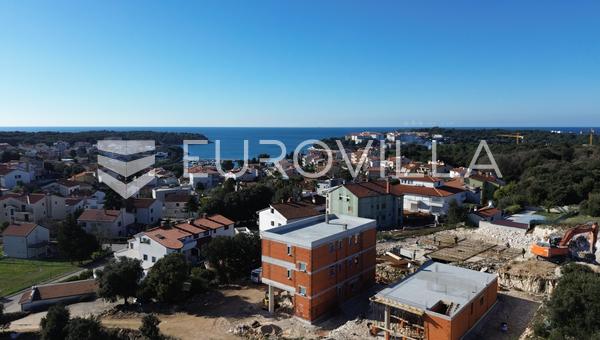 Pula, Pjescana Uvala - apartamento de cuatro dormitorios en un edificio de obra nueva en la 2.ª planta, 95,50 m² - a 450