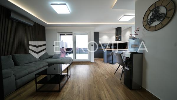 Zadar, Bili brig luksuzno opremljen trosobni i jednosobni stan s teretanom i spa centrom 241 m²