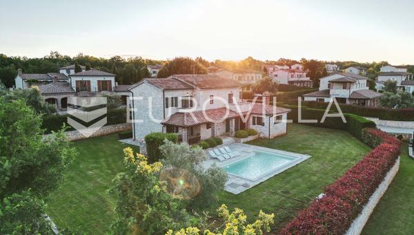 Istra, Sveti Lovreč, kamena vila 200 m² s bazenom, velikim vrtom i pogledom na more