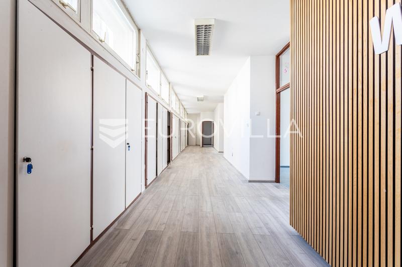 Split, Zvonimirova Straat, ruim kantoor 162 m² - 1