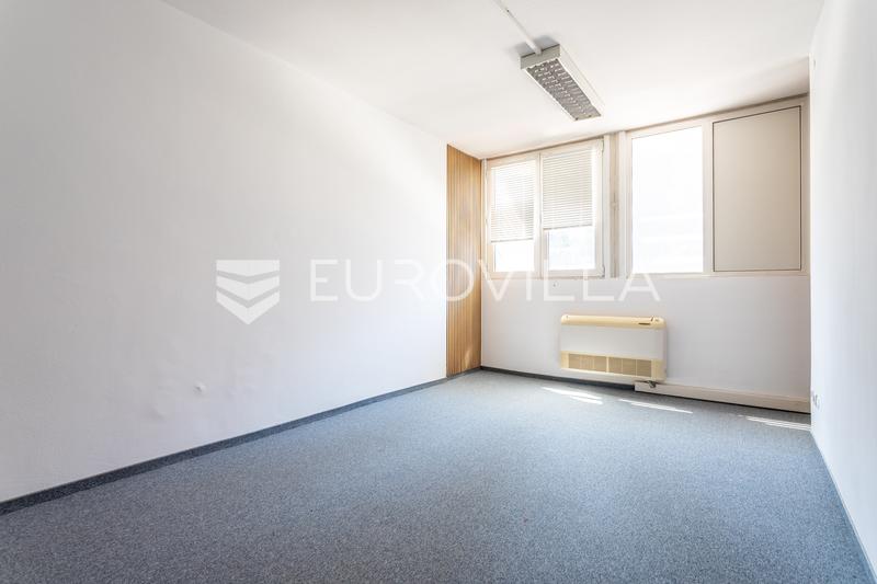 Split, Zvonimirova Straat, ruim kantoor 162 m² - 2