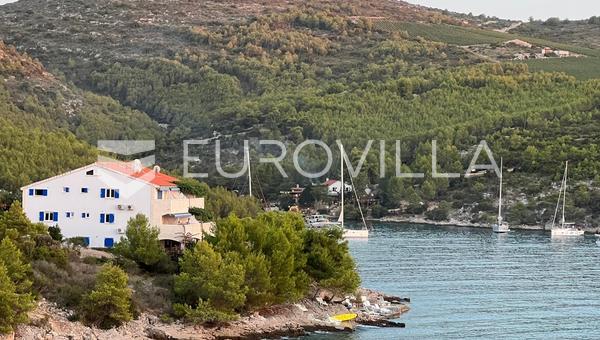Hvar, terreno com vista para o mar