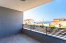 Makarska, attraktiv toværelses lejlighed med en rummelig terrasse, swimmingpool, altaner og en - 1