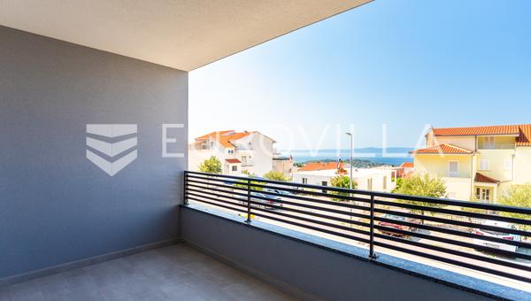 Makarska, attraktiv toværelses lejlighed med en rummelig terrasse, swimmingpool, altaner og en