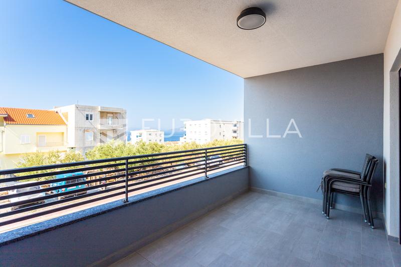Makarska, attraktiv toværelses lejlighed med en rummelig terrasse, swimmingpool, altaner og en - 2