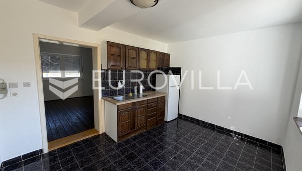 Đakovo, kuća i građevinsko zemljište 1007 m², fronta 19 m