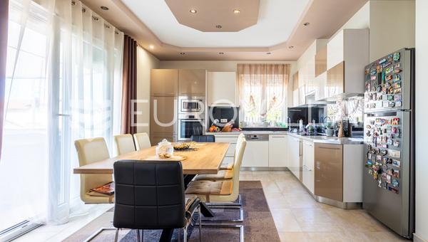 Ciovo, Okrug Gornji, casa con giardino a pochi passi dal mare
