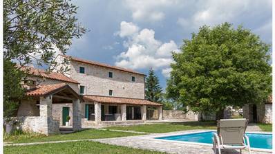 Barban, prekrasna kamena vila s velikim bazenom i 19000 m² zemljišta, uz mogućnost gradnje