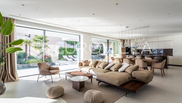 Podstrana, havuzlu ve nefes kesen deniz manzaralı lüks bir villa