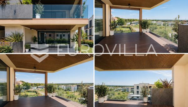 Istrie, Novigrad, un appartement de deux chambres au 1er étage de 98 m² dans un immeuble neuf moderne, parking, piscine