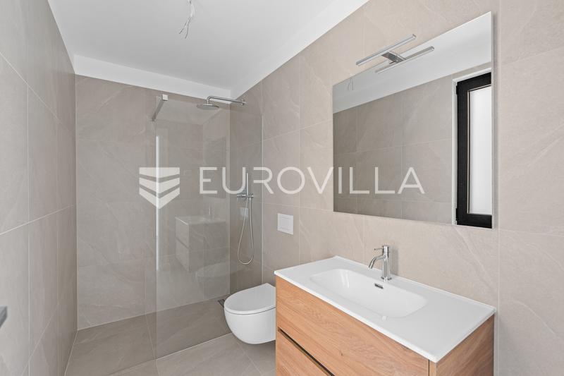 Istria, Novigrad, appartamento bilocale al 1° piano di 98 m² in un moderno edificio di nuova costruzione, parcheggio, piscina - 4