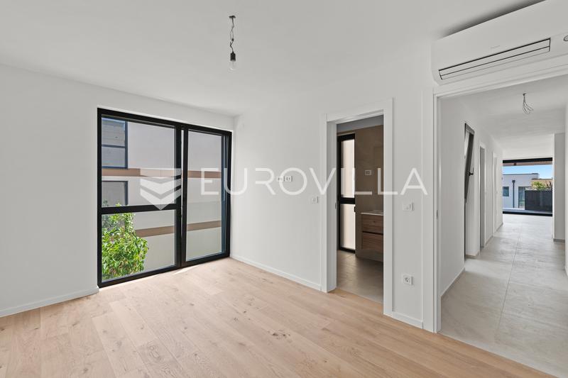 Istria, Novigrad, appartamento bilocale al 1° piano di 98 m² in un moderno edificio di nuova costruzione, parcheggio, piscina - 2
