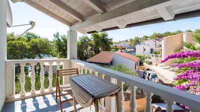 Brač, Milna, samostojeća kuća s četiri apartmana