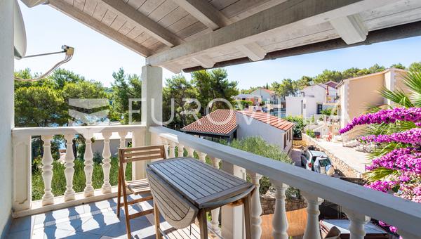 Brač, Milna, samostojeća kuća s četiri apartmana