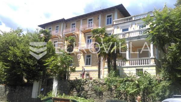 Lovran'da villa/otel, 1.126 m² arsa üzerinde 1.077 m²