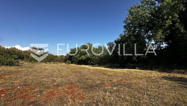Istria, Grožnjanin alue - Rakennustontti 809 m² rauhallisessa vihreässä ympäristössä