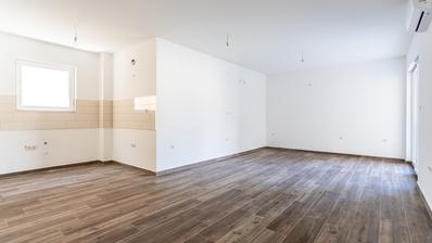 Ciovo, apartamento de três quartos no primeiro andar - primeira fila para o mar.
