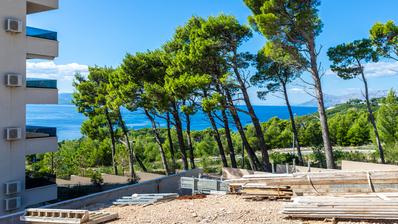 Makarska, stan s pogledom na more, prenamijenjen u dva jednosobna apartmana, novogradnja