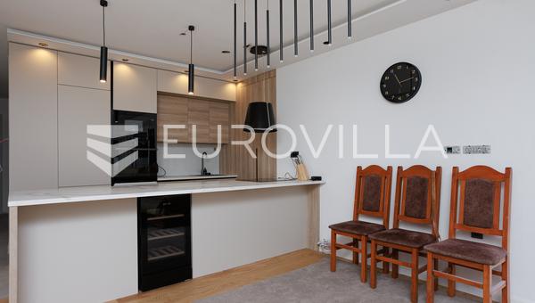 Njivice, Isla de Krk, apartamento de dos plantas de 104,45 m² con piscina