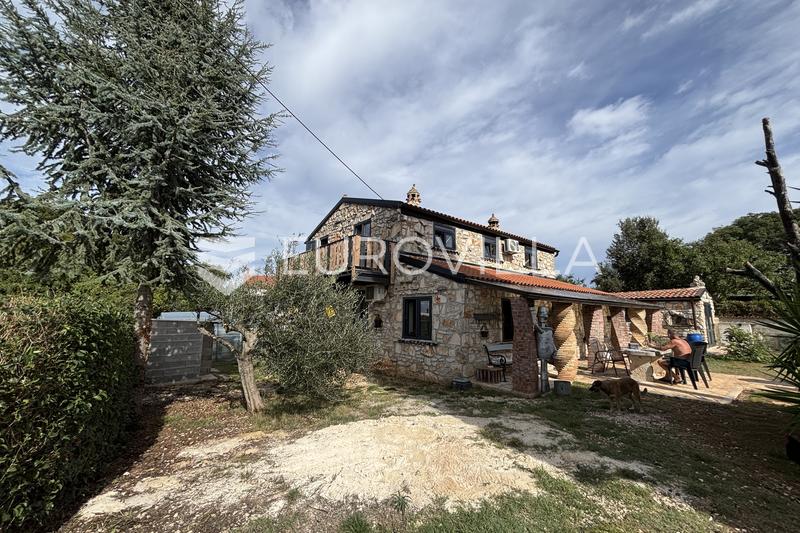 Ližnjan, Valtura, šarmantna kamena kuća s prostranim građevinskim zemljištem - 3