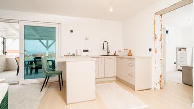Otok Ugljan, Preko, lepa hiša s tremi apartmaji in pogledom na morje