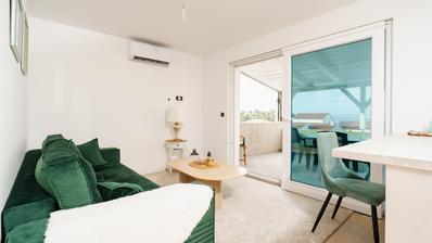 Ilha de Ugljan, Preko, bela casa com três apartamentos e vista para o mar