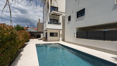 Istrien, Pula, möblerad lägenhet med privat pool i en ny byggnad