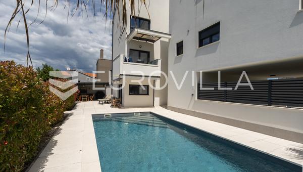 Istria, Pula, apartamento amueblado con piscina privada en un edificio nuevo