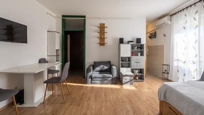 Istria, Pola, soleggiato appartamento con una camera da letto in un edificio con ascensore