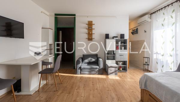 Istria, Pula, soleado apartamento de un dormitorio en un edificio con ascensor