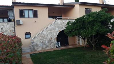 Ístria, Kaštelir, charmosa casa geminada com piscina compartilhada.