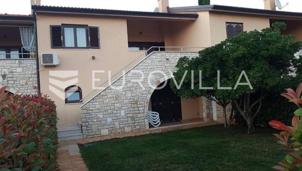 Istria, Kastelir, affascinante casa a schiera con piscina in comune.