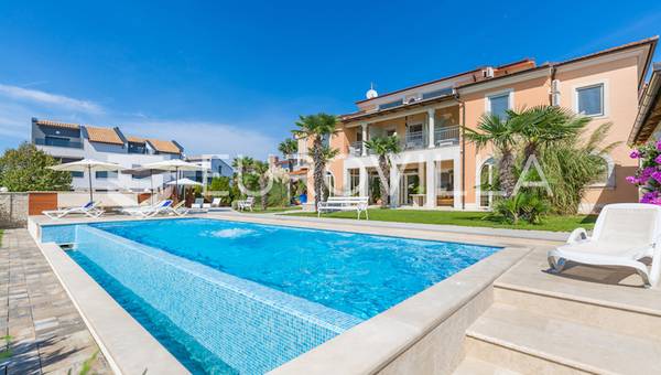 Medulin, villa med 8 lejligheder, parkering, swimmingpool, første række til havet.