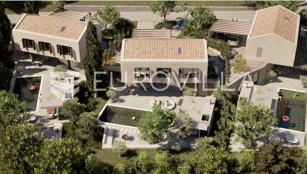 Oprtalj, Gradinje - terreno edificável com projeto conceitual para a construção de três casas de férias.