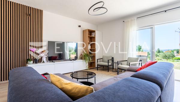 Kaštel Novi, Rudine, trosoban stan površine 112 m² s pogledom na more