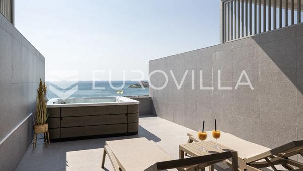 Pag, Povljana, apartamento de dos dormitorios en primera línea de mar, 72,56 m²
