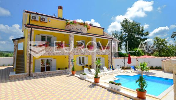 Istra, okolica Višnjana, apartmanska kuća 500 m² s bazenom i 4 stambene jedinice