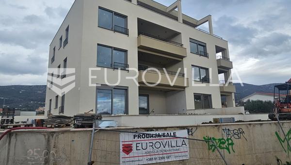 Kaštel Stari luksuzan stan 102,8 m² s velikom terasom i vrtom