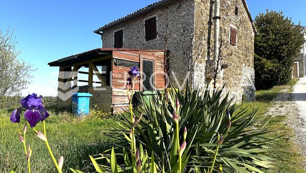 Istrie, Momjan - Vzácná příležitost Kamenný dům s projektem a výhledem na moře