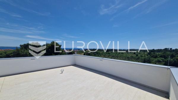 Vir, komfortní 3pokojový byt v centru ostrova s výhledem na moře a střešní terasou