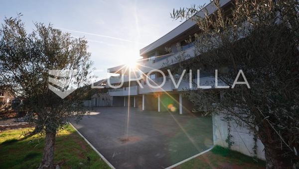 Lovran, un exclusivo ático de 172,07 m² en una nueva promoción con vistas panorámicas al mar.