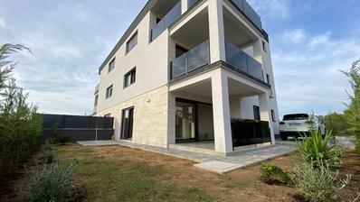 Zadar, Privlaka, kétszobás lakás egy modern épület első emeletén, tengerre néző kilátással