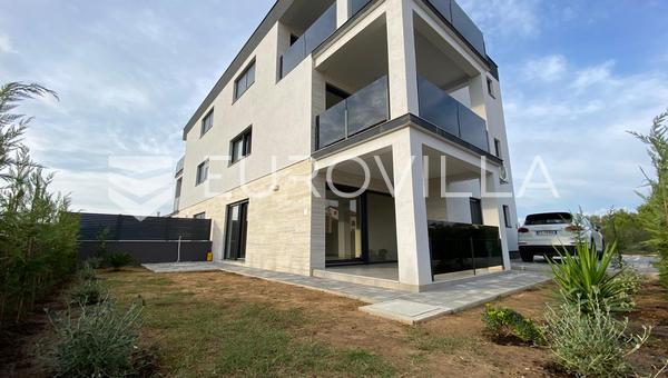 Zadar, Privlaka, dvosoban stan na prvom katu moderne zgrade s pogledom na more