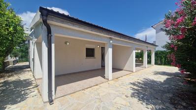 Vir, kuća s dva apartmana, 6 spavaćih soba i velikim privatnim dvorištem