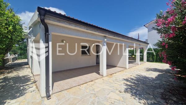 Vir, Casa con due appartamenti, 6 camere da letto e un ampio giardino privato