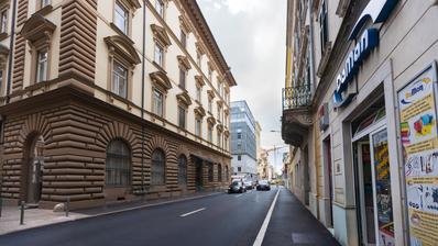 Rijeka, centrum města, přízemní komerční prostor o ploše 169 m² se dvěma výlohami, dlouhodobý pronájem